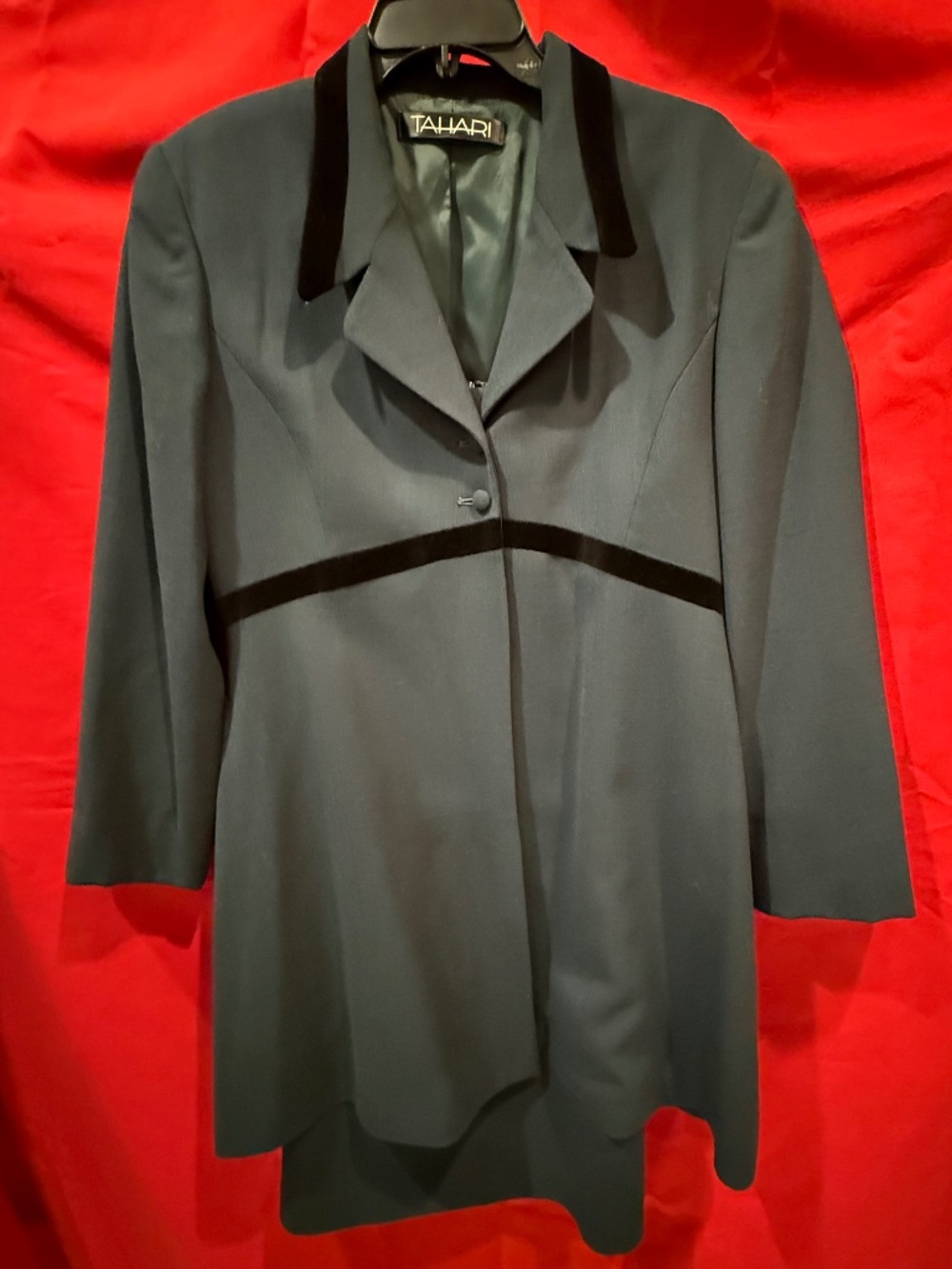 TAHARI TEAL VELVET SIZE 12 WOOL SUIT